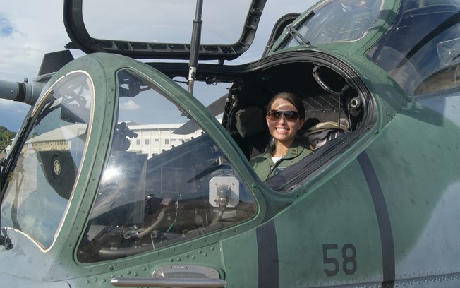 Tenente Vitória Bernal Cavalcanti comanda a aeronave AH-2 